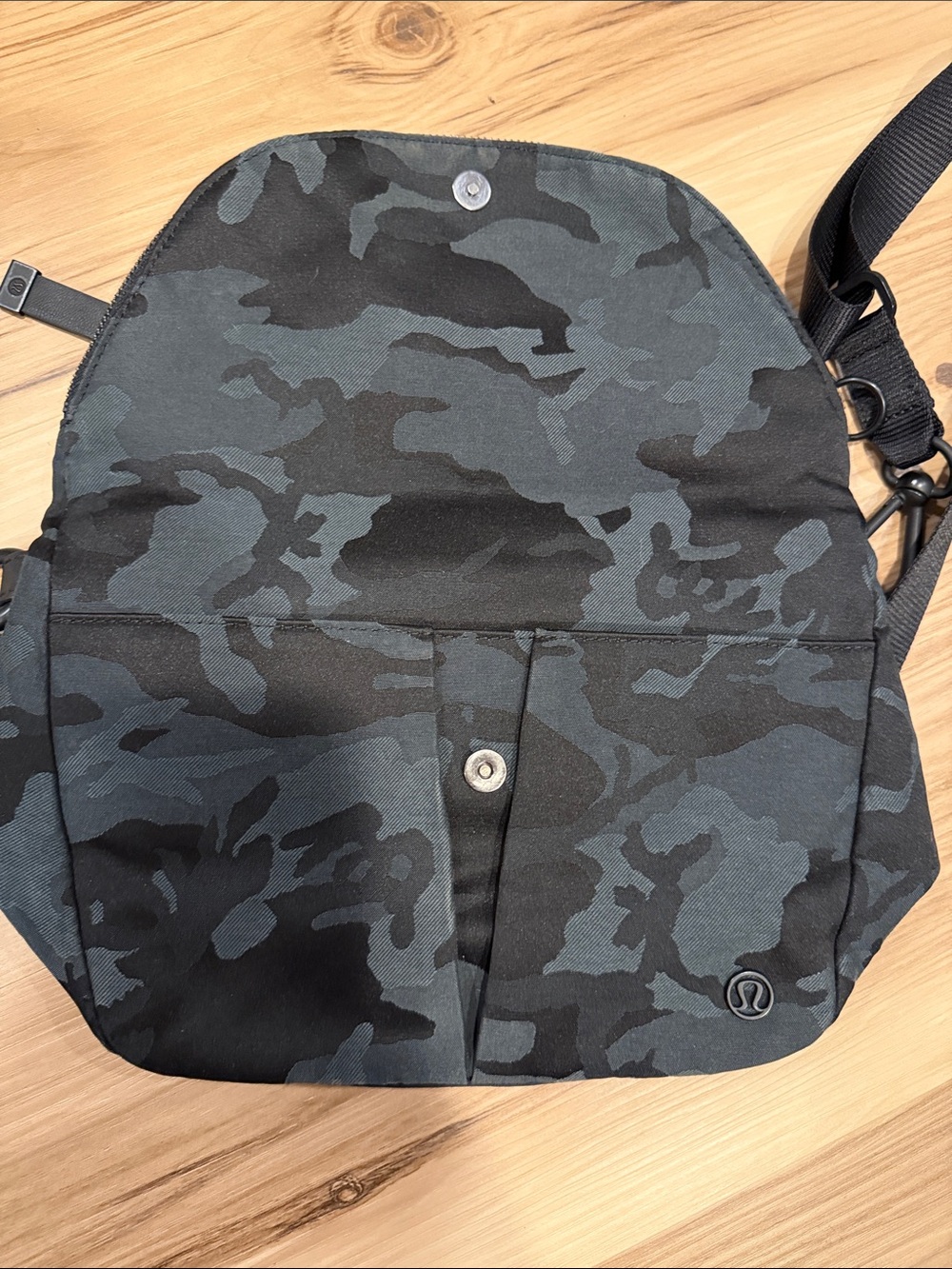 lululemon athletica Black & Dark Gray Camo Crossbody Belt Bag - Picture 5 of 6